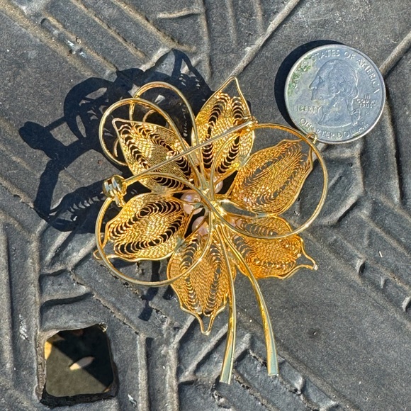 Oversized golden flower brooch with stylized, “pearl” stamen. - Picture 6 of 7
